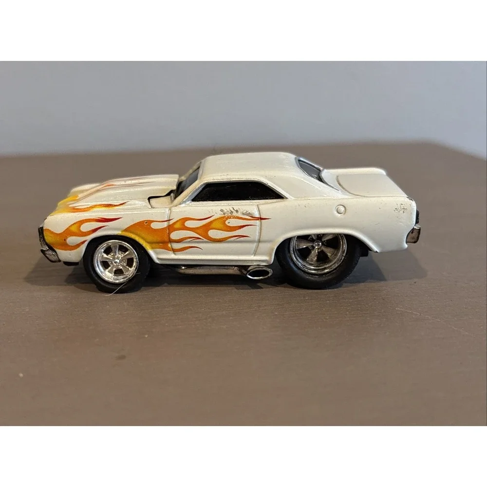 Muscle Machines 1968 Dodge Dart HEMI 1:64 White With Orange Flames